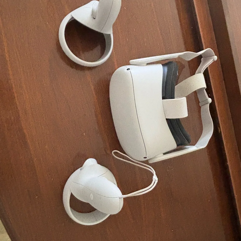 Standalone White VR Headset with Two Motion Controllers